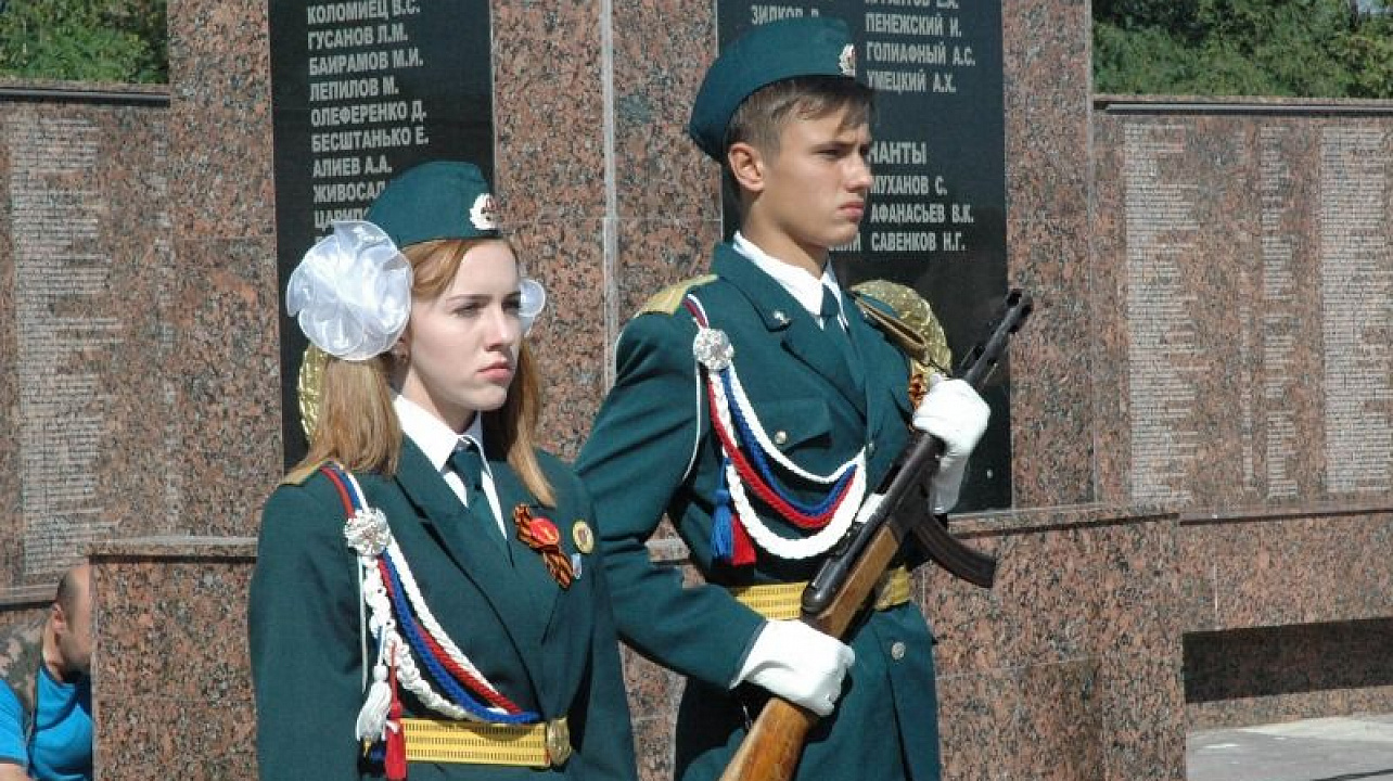 «Юнармейцы» принимают присягу.jpg