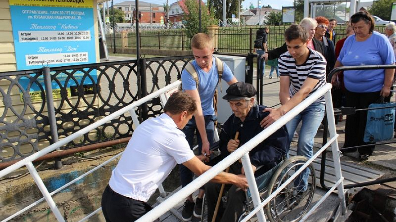 Инвалиды Центрального округа отправились на речную прогулку