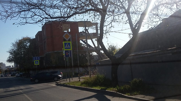 В Краснодаре сносят трехэтажный самострой по ул. им. Бабушкина