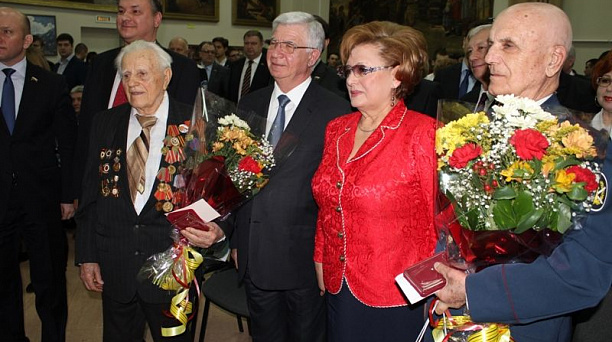 Глава города Краснодара Владимир Евланов вручил медаль участнику ВОВ Петру Иосифовичу Крюкову