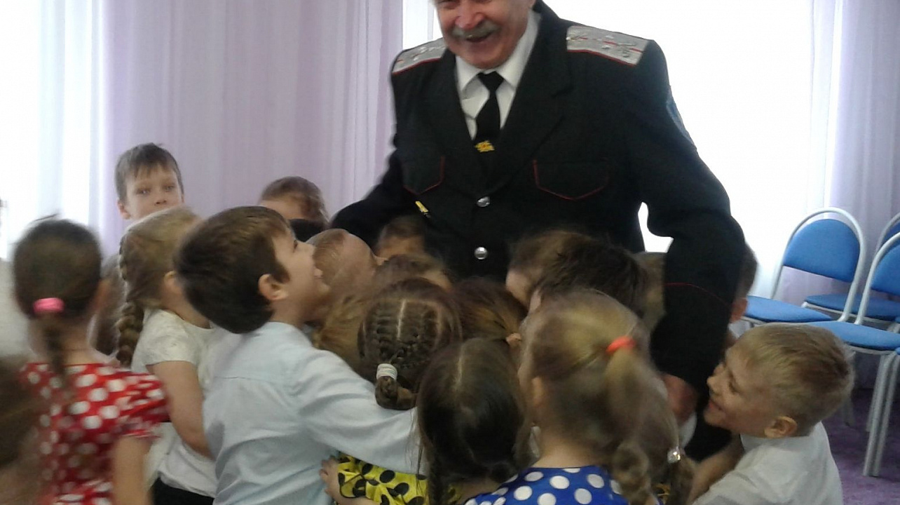 Состоялась встреча воспитанников детского сада №101 с походным атаманом и председателем совета стариков ХКО "Надежда Возрождения"