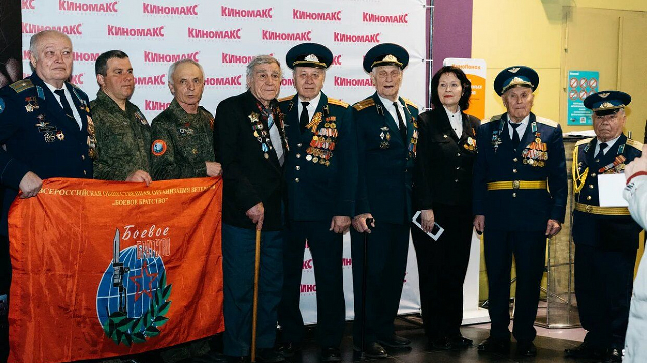 Депутат городской Думы Галина Ермакова в рамках месячника военно-патриотической и оборонно-массовой работы организовала поход в кинотеатр на предпремьерный показ художественного фильма «Калашников»