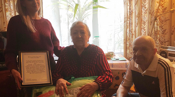 Депутат городской Думы Краснодара Галина Ермакова поздравила супругов-юбиляров с 55-летием совместной жизни