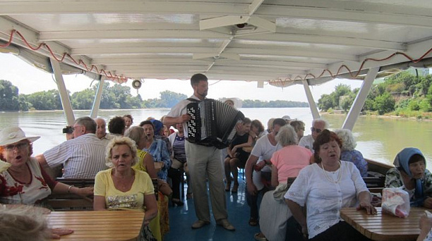 Ветеранские творческие коллективы Западного округа прогулялись по реке