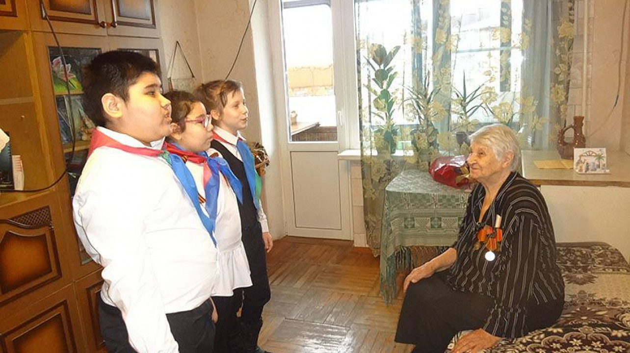 Поздравление ветерана, труженика тыла Надежды Цветковой с Днём Защитника Отечества