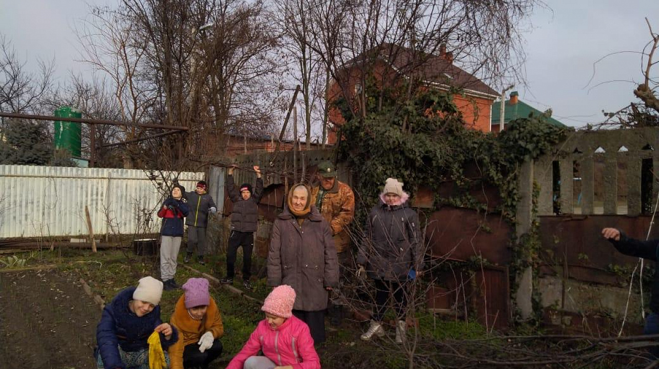 Казаки Пашковского станичного казачьего общества совместно с казачатами-тимуровцами оказали помощь дитя войны