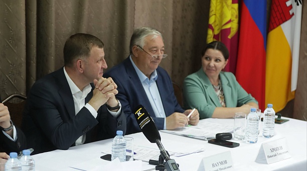 Евгений Наумов поручил обеспечить все социальные объекты ст. Старокорсунской безопасными подходами 