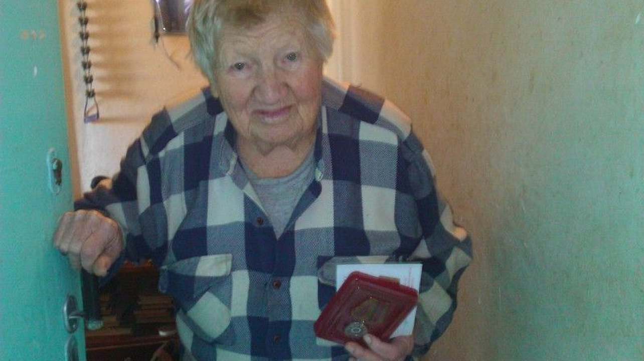 Ветеранам Центрального округа вручают юбилейные медали на дому