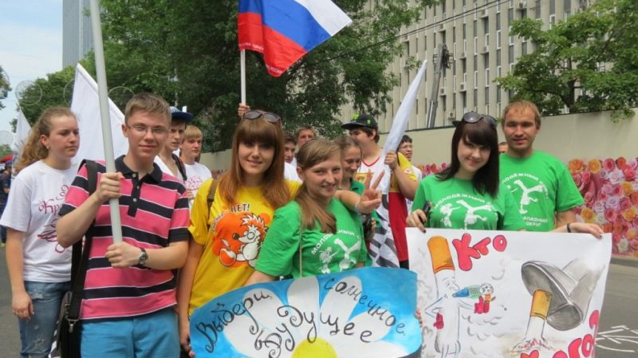 Молодежный совет  Западного округа предложил прохожим сменить сигарету на конфету