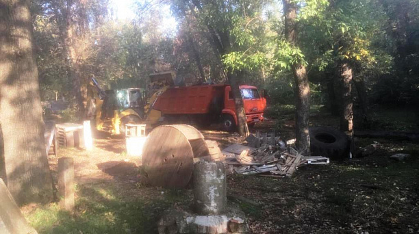 В окрестностях парка 30-летия Победы ведется демонтаж экстрим-площадки