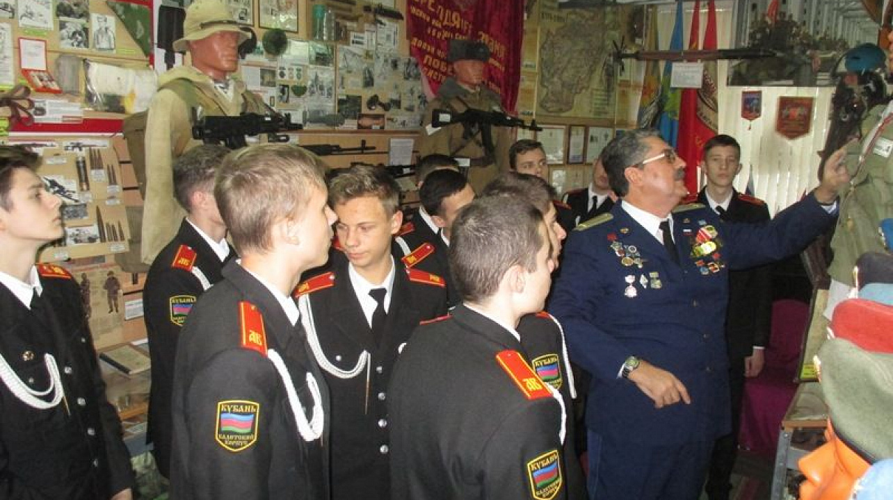 Кадеты в музее ПРСВА.JPG