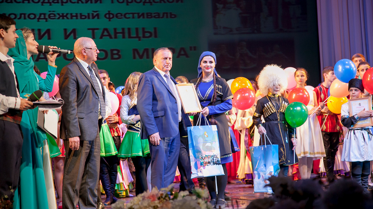 XII Краснодарский городской молодёжный фестиваль «Песни и танцы народов мира» объединил сотни горожан р (22).jpg