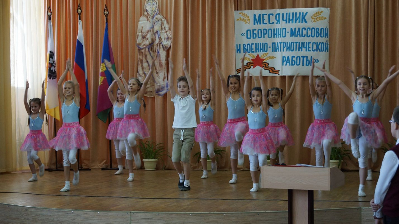 В школе Западного округа состоялась торжественная линейка, посвящённая открытию месячника оборонно-массовой и военно-патриотической работы