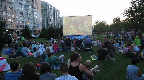 Очередной кинопоказ под открытом небом прошел в Западном округе