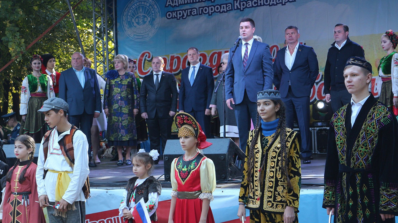В день города глава Прикубанского округа Александр Журавлев наградил жителей округа за достижения и посетил выставку национальных культур
