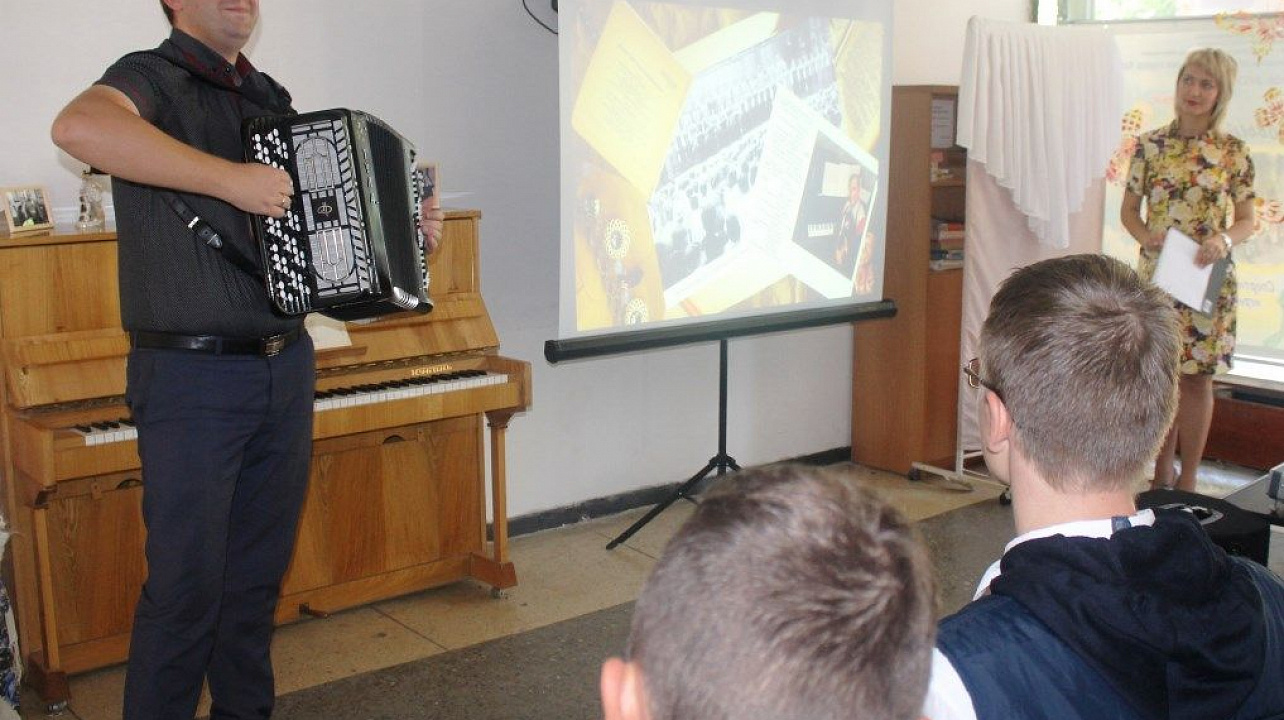 В Центре культуры и досуга Прикубанского округа состоялась литературно-музыкальная гостиная "Душа моя - песня русская"