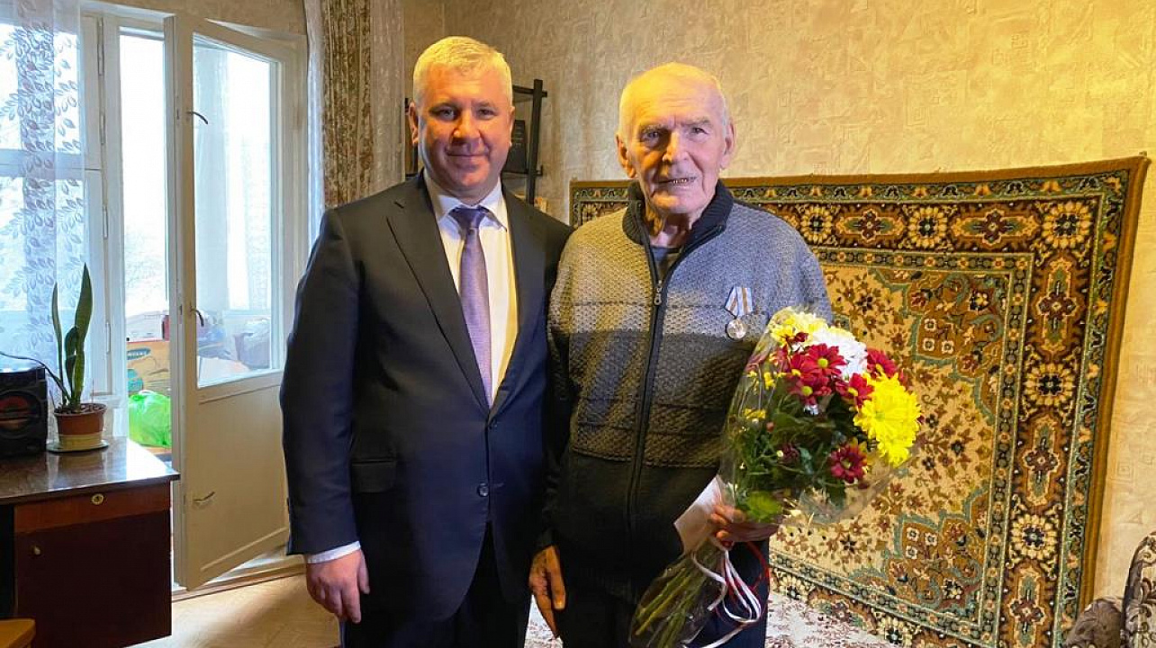 Глава  Западного округа Александр Кучмин вручил юбилейные медали ветеранам Великой Отечественной войны
