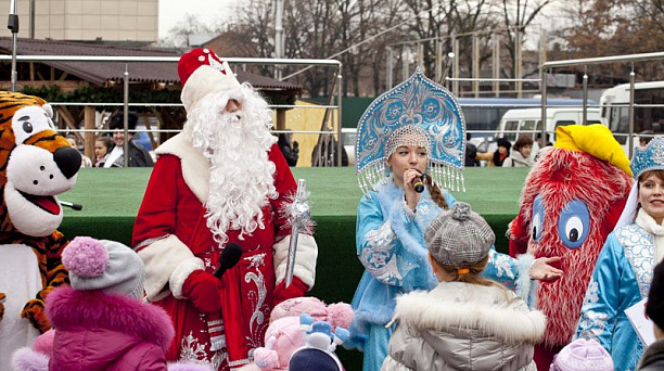 Елизаветинцы поздравили горожан с Новым годом и Рождеством