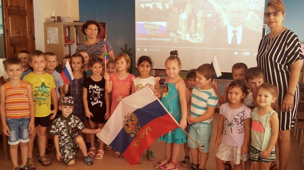 В детских садах Западного округа отметили День флага