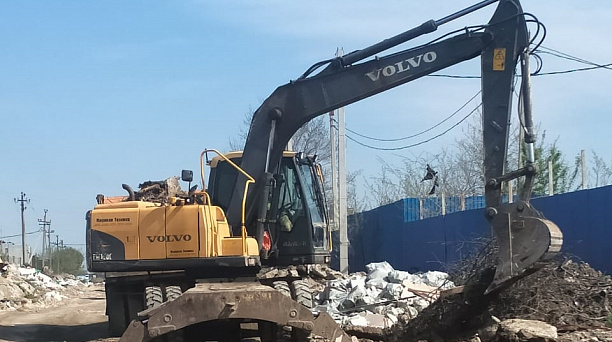 В Краснодаре с ул. Тополиной убирают скопления строительного мусора