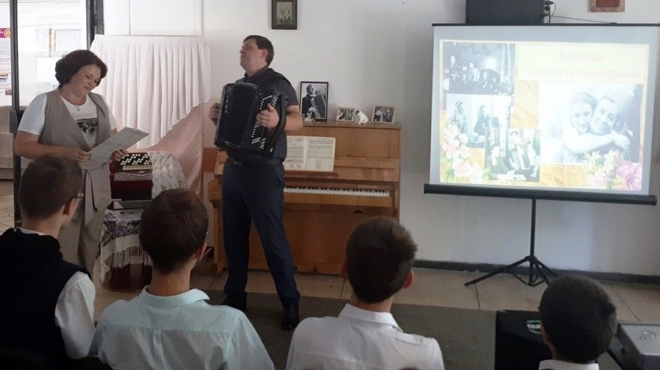 В Центре культуры и досуга Прикубанского округа состоялась литературно-музыкальная гостиная "Душа моя - песня русская"