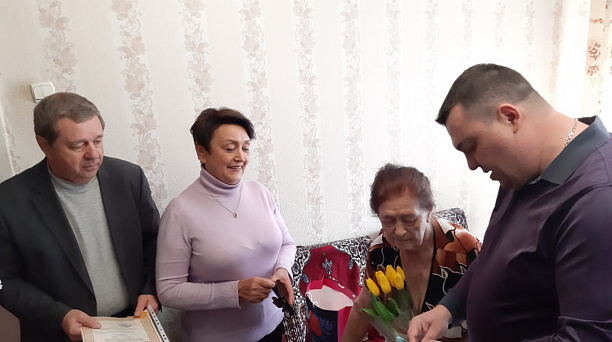 Ветерана войны из Прикубанского округа Полину Черненко поздравили с 90-летием