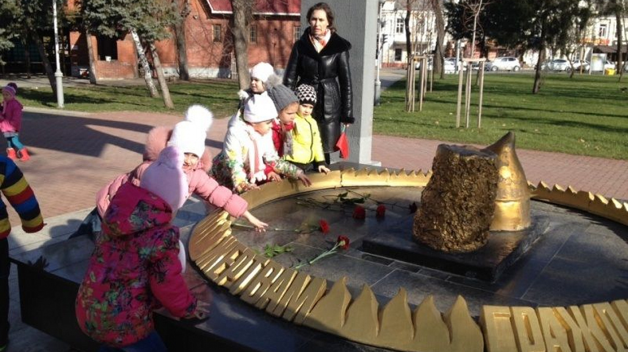 Воспитанники детского сада № 87 Западного округа приняли участие в возложении цветов к памятникам