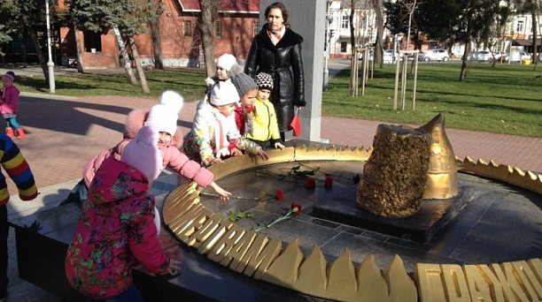 Воспитанники детского сада № 87 Западного округа приняли участие в возложении цветов к памятникам