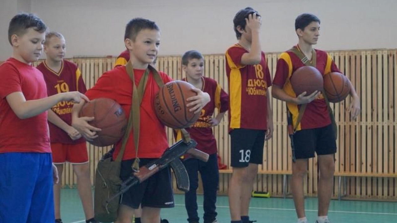 в спортивной школе "Юбилейная" Западного округа прошла военизированная эстафет