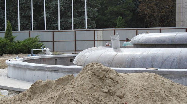 В Краснодаре продолжаются работы по обновлению фонтана на площади перед зданием ЗСК