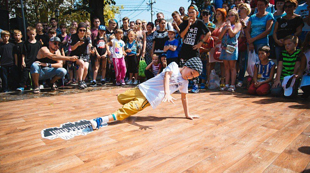 В сквере «Дружбы» Западного округа состоялись соревнования по современным танцам среди молодежи
