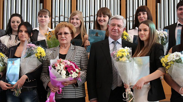 Владимир Евланов вручил стипендии активным студентам и аспирантам