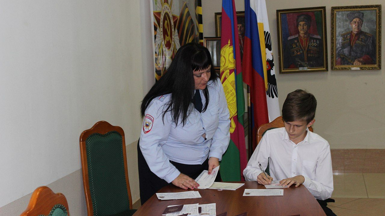 14-летним гражданам Западного округа торжественно вручили паспорта