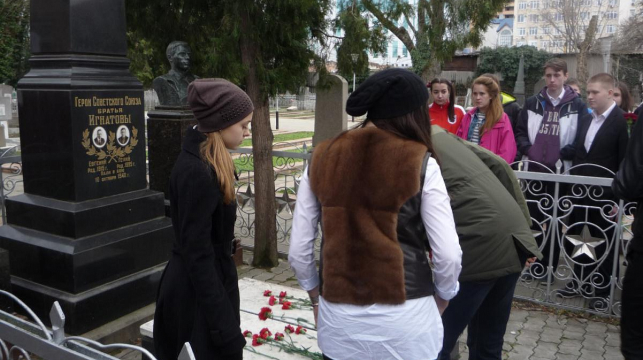 Учащиеся гимназии №18 совершили патриотическую экскурсию по памятным местам кубанской столицы