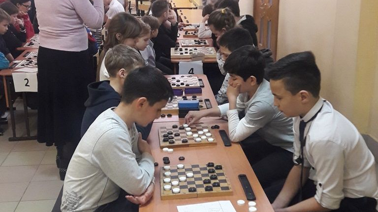 Школьники Западного округа приняли участие в шахматно-шашечном турнире