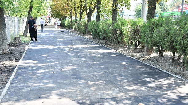 На пешеходной зоне около школы № 20 продолжают работы по благоустройству