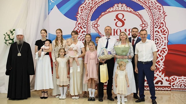 Губернатор вручил медаль «Родительская доблесть» семье из Карасунского округа 