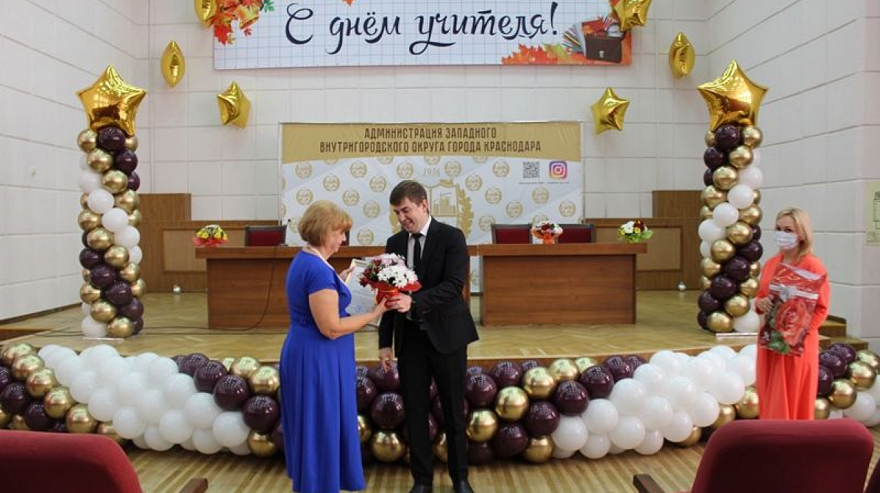 В Западном округе педагогов поздравили с профессиональным праздником_ _ _ _.jpg