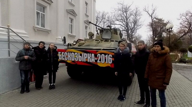 Учащиеся гимназии № 89 Западного округа  возложили цветы к подножию мемориала на Малой Земле