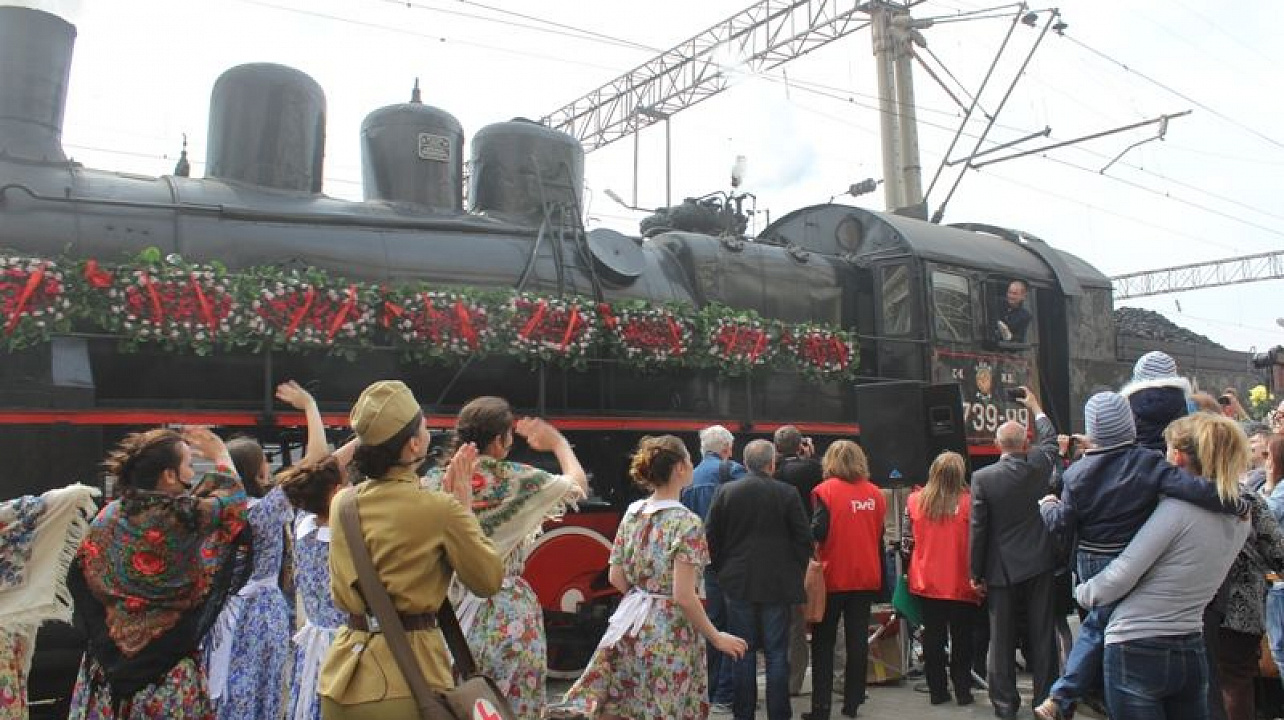 Жители Центрального округа встретили поезд Победы