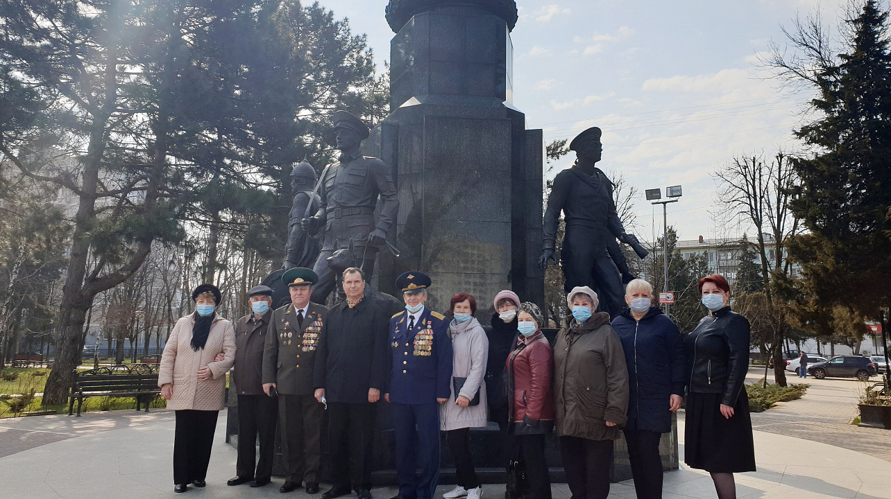 возложение цветов к памятнику Пограничников, посвященное Дню памяти воинов, погибших в локальных конфликтах с активом.jpg