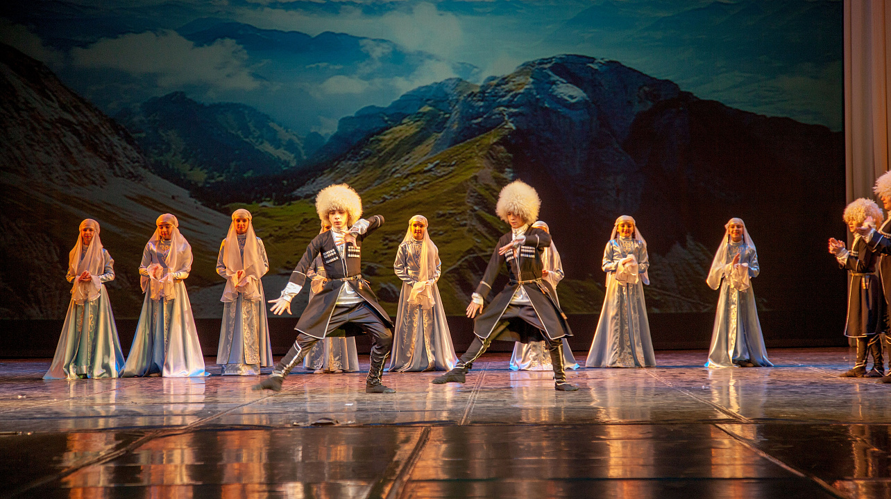 XII Краснодарский городской молодёжный фестиваль «Песни и танцы народов мира» объединил сотни горожан р (10).jpg