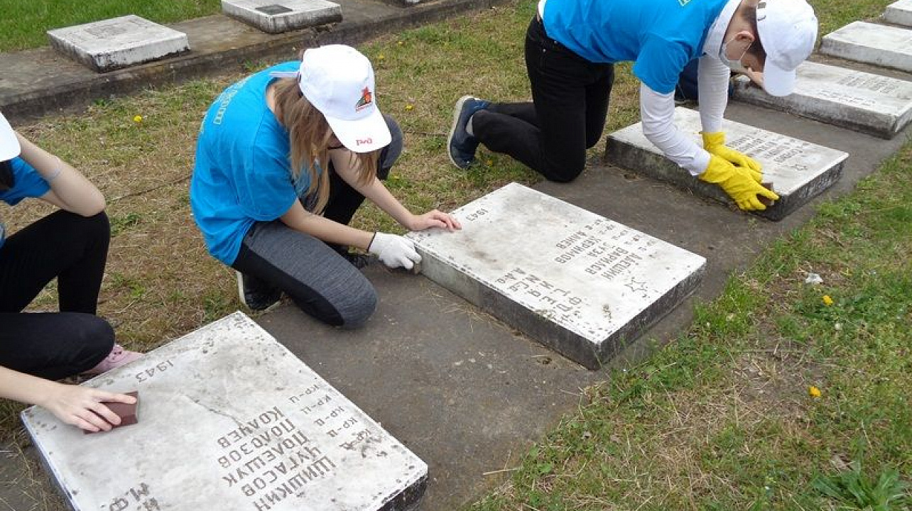 Школьники Западного округа почтили память советских бойцов