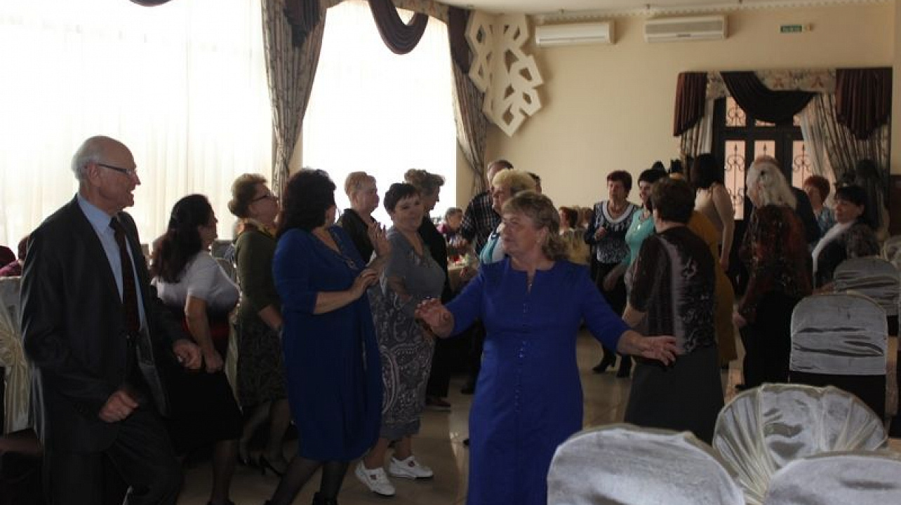 Первый заместитель главы администрации Центрального округа Сергей Громыко поздравил активистов с наступающим Международным женским днем