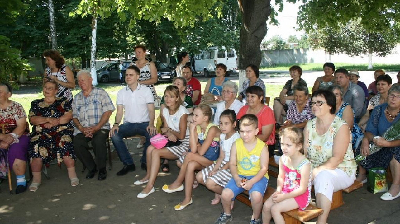 В микрорайоне улицы Тепличной поздравили семьи-юбиляры с Днем семьи, любви и верности