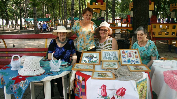 В сквере Фестивальном чествовали многодетные семьи