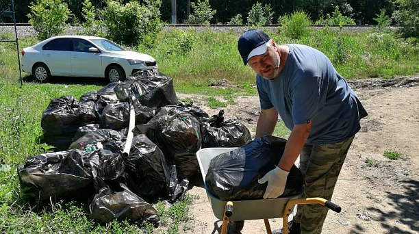Общественники посёлка Знаменского провели акцию «Чистый берег» 