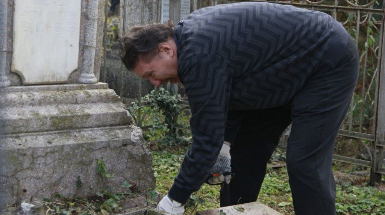 В Западном округе прошел субботник на Всесвятском кладбище