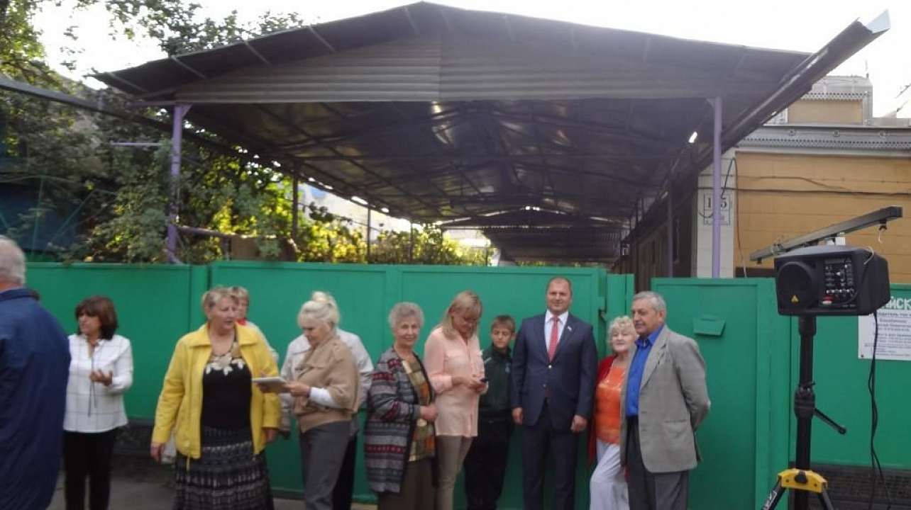 Депутат гордумы Сергей Вальтер поздравил жителей микрорайона улицы Российской с днем города