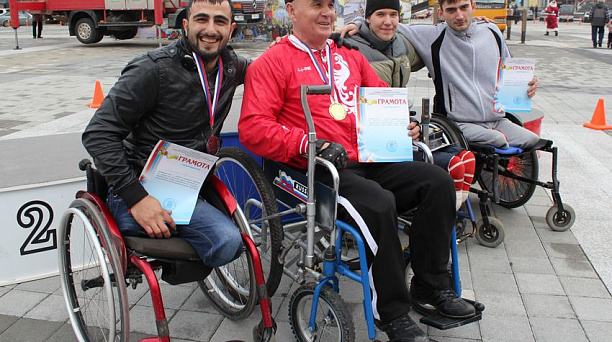 На главной площади Краснодара прошли гонки на инвалидных колясках